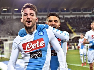 Dries Mertens (vľavo) oslavuje svoj gól so spoluhráčom Lorenzom Insignem.