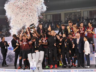 Futbalisti AC Milána sa radujú z cennej trofeje.