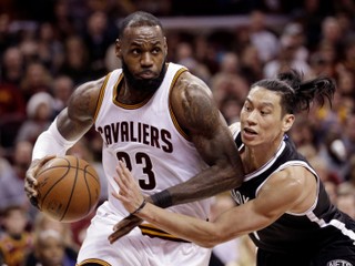 LeBron James (vľavo).