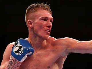 Bol v dvoch kómach za rok. Britský boxer sa prebral tesne pred Vianocami