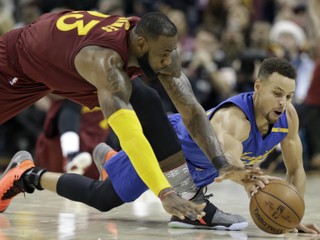 V zápase Clevelandu a Golden State sa bojovalo o každú loptu - zápasili o ňu aj najväčšie hviezdy tímov LeBron James (vľavo) a Stephen Curry.