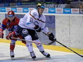 Matúš Sukeľ (vľavo) z Liptovského Mikuláša sa pokúša odzbrojiť od puku Tomáša Hričinu z HC Košice.