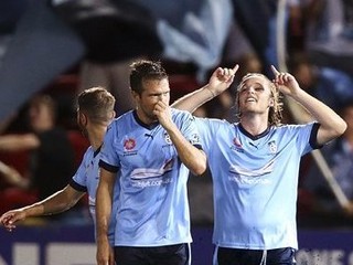 Sydney rozdrvilo súpera a je na čele tabuľky, Hološko strelil víťazný gól
