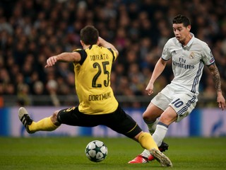 James Rodríguez (vpravo) si zrejme aj na jar bude obliekať dres Realu Madrid.