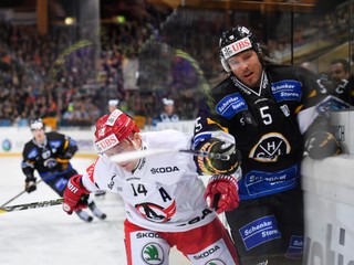 O puk pri mantineli bojujú hráč Lugana Ryan Wilson (vpravo) a Alexej Simakov z Jekaterinburgu.