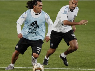 Juan Sebastian Verón (vpravo).