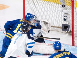 Švéd Alexander Nylander strieľa gól do siete Fínska.
