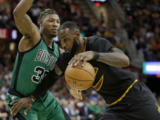 LeBron James (vpravo) bol veľmi kritický k svojmu výkonu.