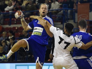 Slovák Jozef Hanták (vľavo) sa pokúša vystreliť cez brániaceho Jasima Abbasa z Bahrajnu (v strede). 