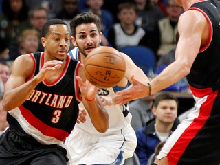 CJ McCollum (vľavo) z Portlandu zaznamenal v noci 43 bodov.