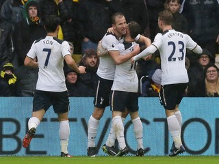 Harry Kane (druhý zľava) prispel k víťazstvu Tottenhamu dvoma gólmi.