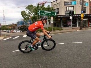 Peter Sagan predviedol nový bicykel, ukázal na ňom parádne kúsky