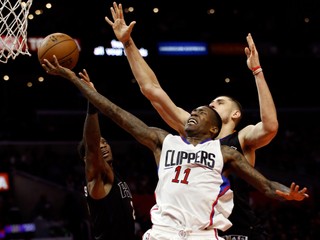 Los Angeles Clippers - Phoenix Suns 109:98. Na obrázku Jamal Crawford (Los Angeles Clippers s číslom 11) bránený hráčmi Phoenixu - Ericom Bledsoem (vľavo) a Alexom Lenom (v strede).