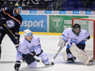 Zľava: Martin Dudáš z Košíc a Peter Ordzovenský a Juraj Halo z Nitry v zápase HC Košice - HK Nitra.