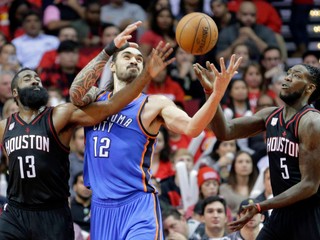 Hráč Houstonu James Harden (vľavo) bojuje o loptu v zápase proti Houstonu.