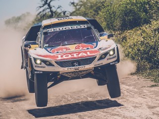 Na Dakare kraľuje auto s pohonom zadnej nápravy, Sainz havaroval