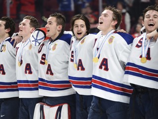 Mladíci USA spievajú národnú hymnu po finálovom víťazstve nad Kanadou.