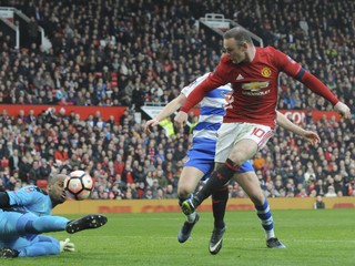Rooney vyrovnal rekord legendy, jeho United vyradil Reading
