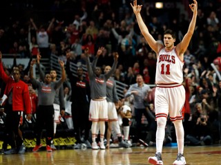 Chicago vyhralo v dráme nad Torontom, duel v Portlande odložili