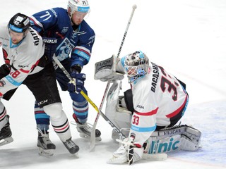  Pred brankárom Banskej Bystrice Jasonom Bacashihuom sa pokúša presadiť útočník Nitry Marek Tvrdoň (v strede), bráni ho Ivan Ďatelinka.