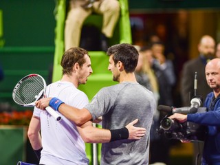 Andy Murray (vľavo) zostal na čele rebríčka, hoci vo finále turnaja v Dauhe nestačil na Novaka Djokoviča. Srb je naďalej na druhom mieste.