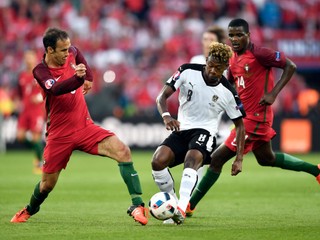 Ricardo Carvalho (vľavo) si zahral aj na posledných majstrovstvách Európy, kde sa s Portugalskom tešil zo zisku titulu.