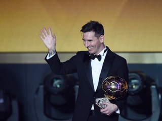 Lionel Messi pózuje so Zlatou loptou za rok 2015.