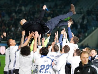 Zinedine Zidane po triumfe na majstrovstvách sveta klubov. Hráči ho majú radi.