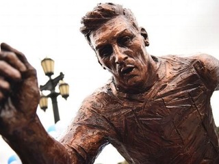 Messiho sochu napadli vandali.