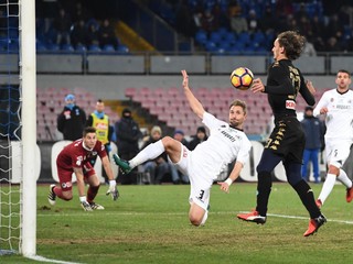 Manolo Giabbadini (vpravo v čiernom) strieľa jeden z gólov Neapola.