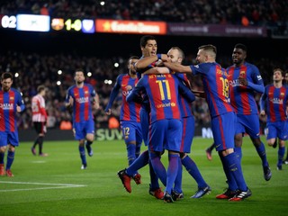 Hráč Barcelony Neymar oslavuje so spoluhráčmi svoj gól v odvetnom zápase.