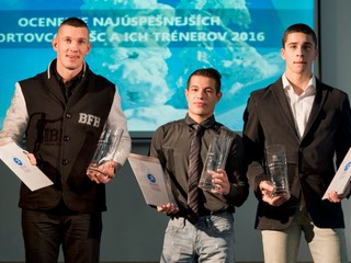 Na snímke slovenskí reprezentanti v boxe Andrej Csemez (vpravo), Filip Mészároš (uprostred) a tréner Tomi Kid Kovács (vľavo).