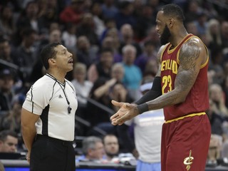 LeBron James (vpravo) diskutuje počas zápasu proti Sacramentu s rozhodcom Billom Kennedym.