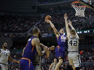 Devin Booker z Phoenixu (druhý sprava) zakončuje na kôš v zápase proti San Antoniu.