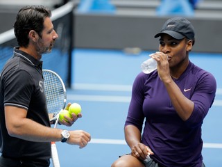 Serena Williamsová trénuje pred štartom Australian Open so svojím trénerom Patrickom Mouratogluom.