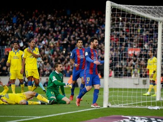 Lionel Messi (s číslom 10) skóroval aj do siete Las Palmas.