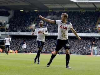 Harry Kane (v popredí) bol hviezdou víkendu v Anglicku.