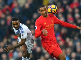 Joel Matip (vpravo) nemôže hrať ani za Liverpool, ani nereprezentuje svoju krajinu na Africkom pohári.