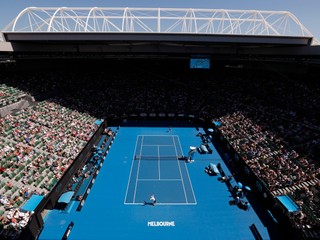 Britský tenista Andy Murray odvracia loptičku Ukrajincovi Iľjovi Marčenkovi v prvom kole tenisového grandslamového turnaja Australian Open.