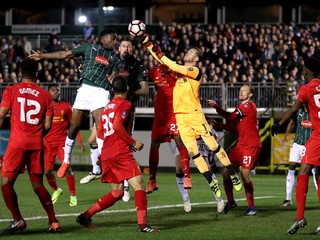 Hráči FC Liverpool (v červenom) sa v 2. kole FA Cupu vytrápili.