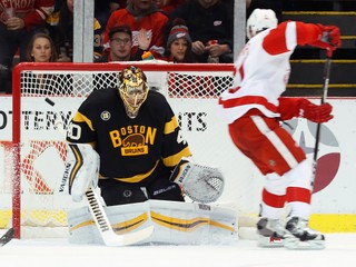 Tomáš Tatar skóruje do siete Bostonu.