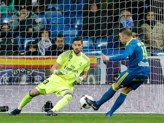 Iago Aspas (vpravo) zo Celty Vigo strieľa gól do siete Realu Madrid.