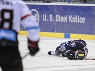 Tomáš Hričina (vpravo) zostal po zákroku Michala Handzuša iba ležať na ľade.