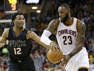 LeBron James (vpravo) opäť potvrdil svoje kvality. Na snímke ho bráni T. J. Warren z Phoenixu.