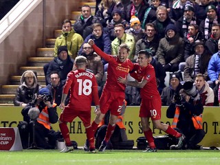 Lucas Leiva (v strede) oslavuje svoj gól do siete Plymouthu.
