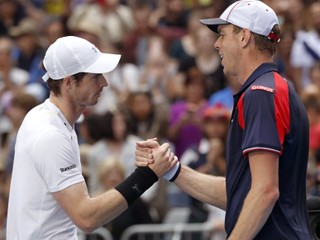 Andy Murray (vľavo) v treťom kole Australian Open vyradil Američana Sama Querreyho.