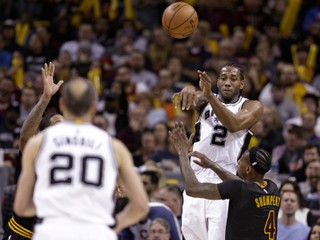 Kawhi Leonard (s číslom 2) mal najvýraznejší podiel na zdolaní majstra z Clevelandu.