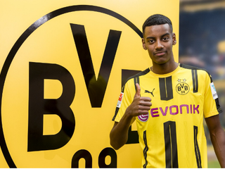 V Abú Zabí skóroval proti Slovensku. Švédsky talent Isak mieri do Dortmundu