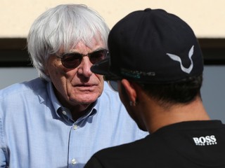 Bernie Ecclestone sa zhovára s trojnásobným majstrom sveta Lewisom Hamiltonom.