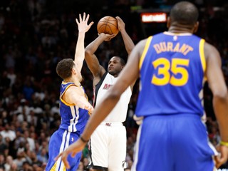 Dion Waiters z Miami (v strede) strieľa rozhodujúcu trojku v zápase proti Golden State.